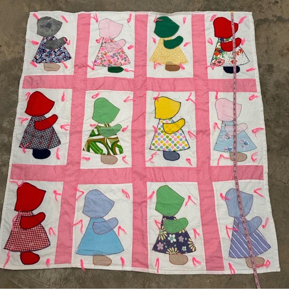 Vintage 70s Cottagecore Sunbonnet Sue Quilt Pink Hand Tied Baby Blanket - Picture 6 of 7